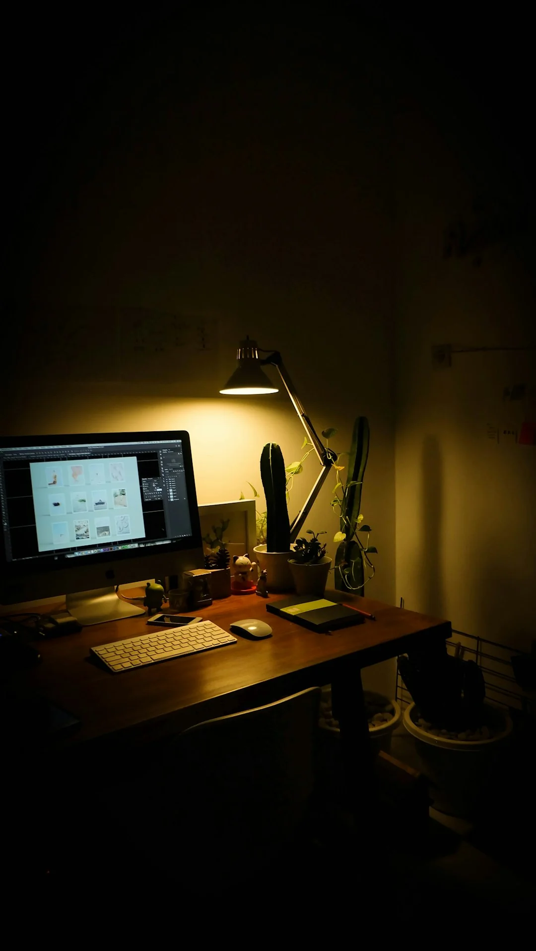 qui-nous-sommes A laptop on a bed showing web design software, creating a cozy workspace.